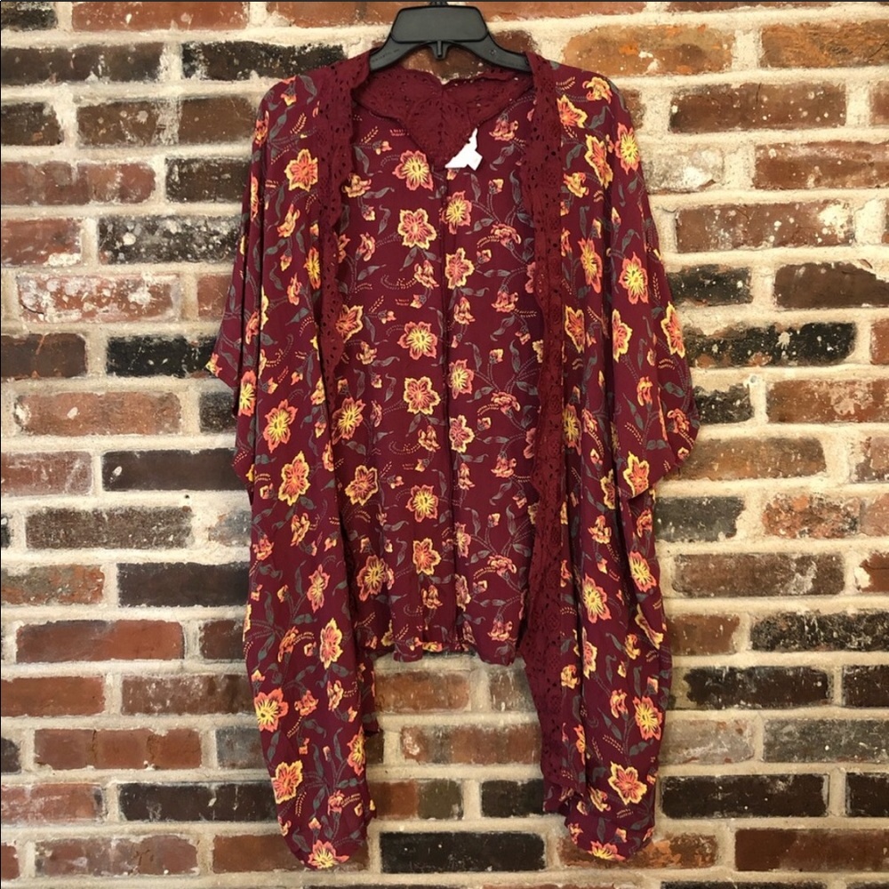 Sun & Shadow - NWOT Floral Maroon Kimono